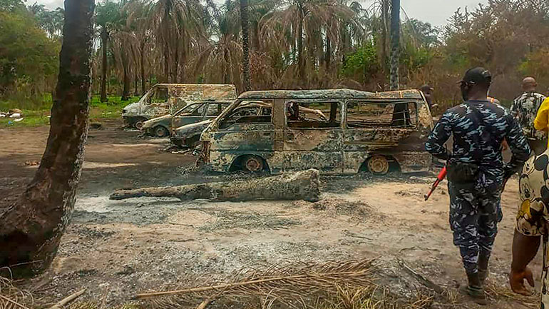 Νιγηρία: Τουλάχιστον 110 νεκροί από την έκρηξη σε παράνομο διυλιστήριο